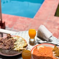 Desayuno con vista a la alberca en Hotel La Posada